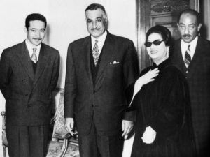 صورة تذكارية تجمع الراحلين المغنية ام كلثوم والرئيس جمال عبدالناصر ويبدو الى اقصى اليمين الرئيس الاسبق انور السادات