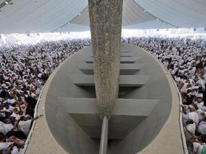 رمي الجمرات في مشعر منى في اول ايام عيد الاضحى
