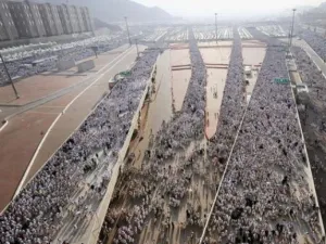 الحجاح يرمون الجمرات في اول ايام التشريق
