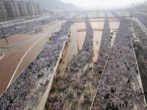 الحجاح يرمون الجمرات في اول ايام التشريق
