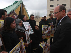 ارشيف/جيمس راولي يزور خيمة الأعتصام لذوي الأسرى مقابل مقر الأمم المتحدة في رام الله
