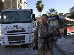 سائح ياباني يحارب الملل على خطوط الجبهة في سوريا 