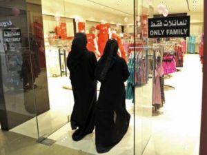 سعوديتان تدخلال احد المحلات التجارية لملابس النساء في جدة 
