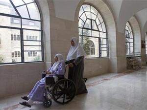 مريضة خلال نقلها داخل مستشفى اوجستا فيكتوريا في القدس الشرقية
