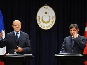 وزير الخارجية الفرنسي الان جوبيه ونظيره التركي احمد داود اوغلو