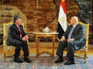 العاهل الاردني اول زعيم دولة يزور مصر بعد الاطاحة بمرسي