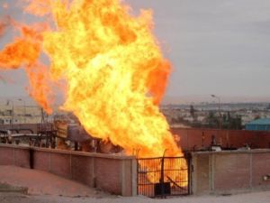 (السنة النار تندلع بعد الهجوم على انبوب الغاز المصري في شمال سيناء في 5 شباط/فبراير 2011
