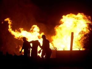 حراس مصريون يتفقدون انبوب الغاز الذي تعرض للتخريب في العريش
