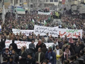 اعضاء جماعة الاخوان المسلمين يتظاهرون ضد الحكومة في عمان
