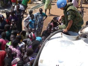 قوات الامم المتحدة تقدم المساعدات للمدنيين في جوبا