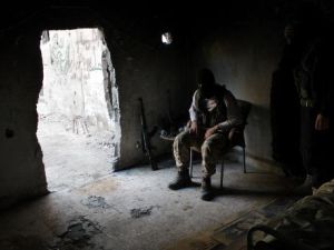 مقاتل من المعارضة في حي الجبيلة في دير الزور
