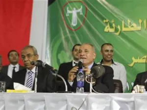 رئيس نادي قضاة مصر يتحدث خلال اجتماع بمقر النادي في القاهرة
