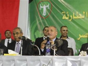 رئيس نادي قضاة مصر يتحدث خلال اجتماع بمقر النادي في القاهرة
