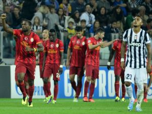 لاعبو غالاتاساراي يحتفلون بالهدف الأول وسط خيبة أمل آرتورو فيدال