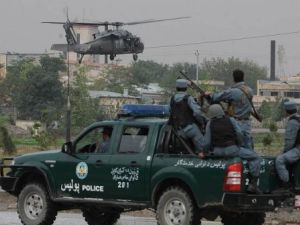 
جنود افغان ومروحية تابعة للحلف الاطلسي يشاركون في المواجهات في كابول