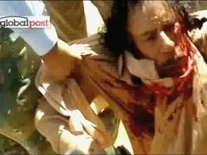 لقطة من فيديو للحظة اعتقال القذافي