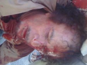 صورة ملتقطة من تسجيل فيديو لجثة القذافي