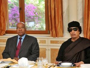 القذافي مع زعيم جنوب افريقيا في طرابلس