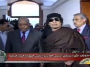 الزعيم الليبي معمر القذافي ورئيس جنوب افريقيا جاكوب زوما في طرابلس يوم الاثنين 