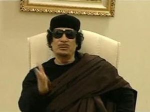 الزعيم الليبي معمر القذافي يتحدث في فندق في طرابلس في صورة من لقطة فيديو بثها التلفزيون الليبي يوم الاربعاء
