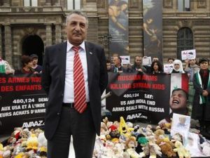 كمال اللبواني خلال تظاهرة بالقرب من متحف اللوفر في باريس
