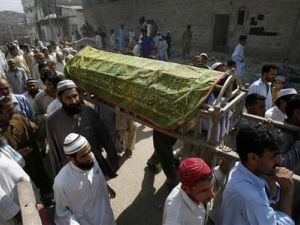 رجال يشيعون جنازة رجل قتل في حادث اطلاق نار في كراتشي