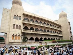 مشيعون باكستانيون يحملون نعش كريمداد في كراتشي