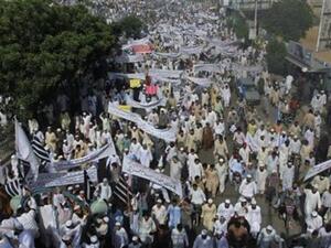 محتجون يرفعون لافتات واعلاما خلال احتجاج مناهض للولايات المتحدة في كراتشي 