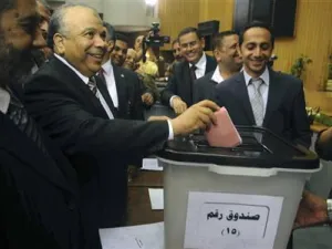 رئيس مجلس الشعب محمد سعد الكتاتني يدلي بصوته في انتخابات الجمعية التأسيسية 