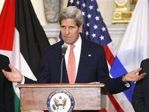 كيري والى جواراه صائب عريقات وتسيبي ليفني في واشنطن 
