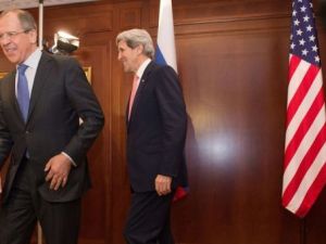 وزير الخارجية الروسي سيرغي لافروف وخلفه نظيره الاميركي جون كيري