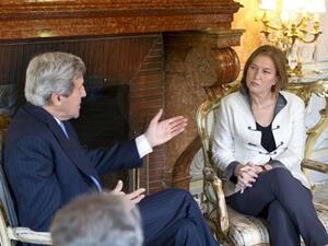 وزير الخارجية الأمريكي جون كيري (الى اليسار) يتحدث الى وزيرة العدل الاسرائيلية تسيبي ليفني في روما يوم الأربعاء. صورة لرويترز من ممثل لوكالات الانباء
