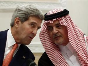 وزير الخارجية السعودي الامير سعود الفيصل في مؤتمر صحفي مع نظيره الامريكي جون كيري في الرياض
