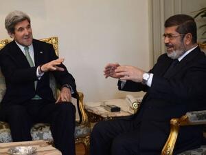 وزير الخارجية الاميركي جون كيري خلال لقائه الرئيس المصري محمد مرسي
