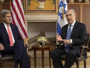 كيري (الى اليسار) أثناء محادثاته مع نتنياهو في القدس يوم الاربعاء