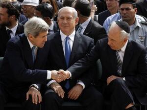 نتانياهو يتوسط كيري وبيريز خلال مراسم احياء ذكرى المحرقة