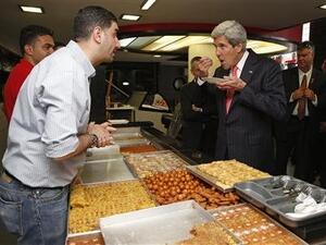 كيري يتجول بشارع في رام الله ويتناول الشاورمة والكنافة
