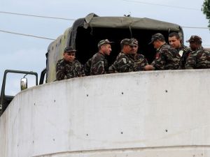 جنود من قوة كفور على جسر في ميتروفيتسا