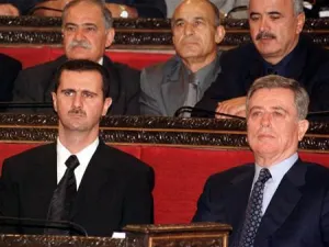 نائب الرئيس السوري السابق عبد الحليم خدام (الى اليمين في الصف الأول) يجلس الى جوار بشار الأسد 
