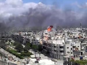 السنة الدخان ترتفع في حي الخالدية في حمص