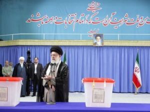 المرشد الاعلى للجمهورية الاسلامية الايرانية آية الله علي خامنئي يدلي بصوته