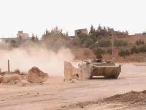 دبابة للجيش السوري في خان العسال قرب حلب