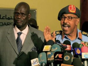 وزيرا دفاع السودان عبد الرحيم محمد حسين (يمين) وجنوب السودان جون كونغ في مؤتمر صحافي مشترك في الخرطوم 
