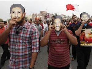 متضامنون مع الخواجة يرتدون اقنعة تحمل صورته