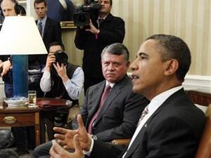 أوباما يتحدث للصحفيين والى يمينه يجلس العاهل الأردني في البيت الأبيض 
