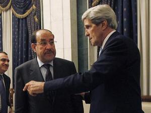 كيري (الى اليمين) يتحدث الى المالكي في بغداد
