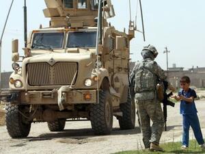 طفل عراقي يسير نحو جندي اميركي يقوم بدورية في كركوك