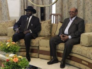 رئيس جنوب السودان سالفا كير (يسار) والرئيس السوداني عمر البشير خلال لقائهما في الخرطوم 
