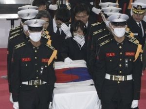 جنود بحرية كوريون جنوبيون يحملون نعش زميل لهم قتل في القصف الكوري الشمالي