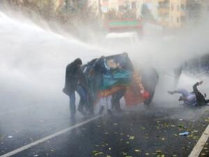 الشرطة التركية تستخدم الغاز المسيل للدموع لتفريق آلاف المحتجين في اسطنبول وإزمير
